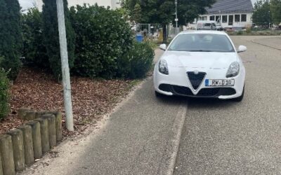 Bitte Fahrzeuge nicht auf Gehwegen abstellen – Rücksicht und Sicherheit