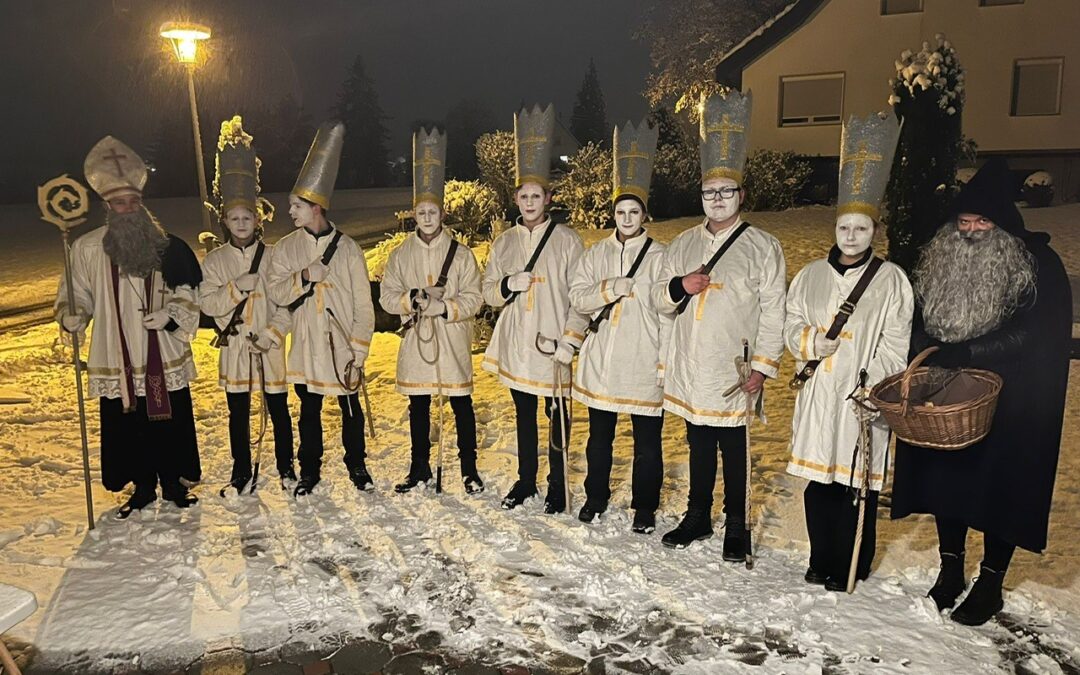 Klausen aus Dietingen stehen im Schnee