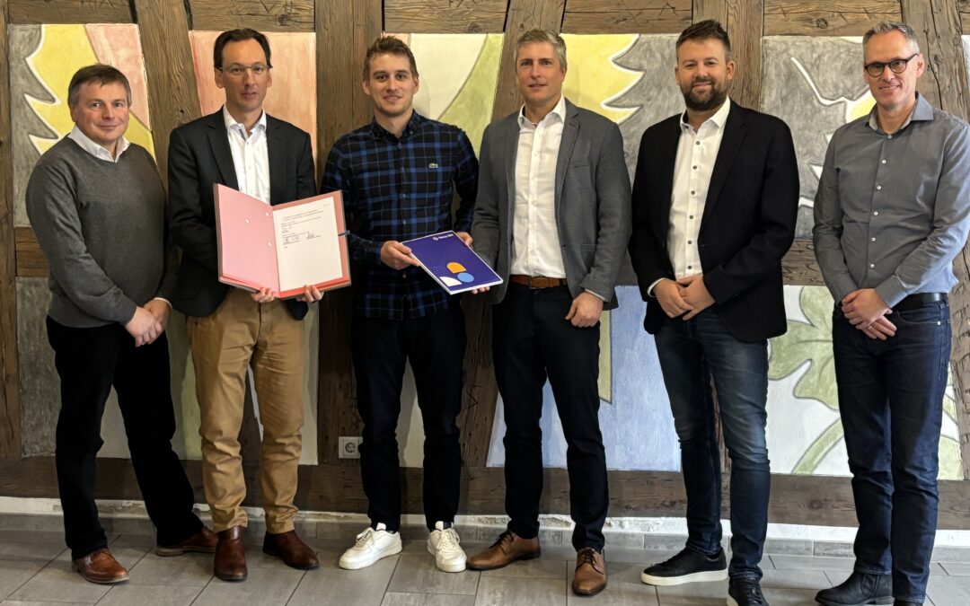 Auf dem Foto sind folgende Personen abgebildet: v. l. n. r.: Holger Hüneke (technischer Geschäftsführer EnRW), Stefan Kempf (kaufmännischer Geschäftsführer EnRW), Bürgermeister Felix Hezel, Daniel Jundt (Leiter Konzessionsmanagement Netze BW), Jens Schwarz (Regionalmanager Netze BW) und Karsten Lüdke (Kommunalberater Netze BW).