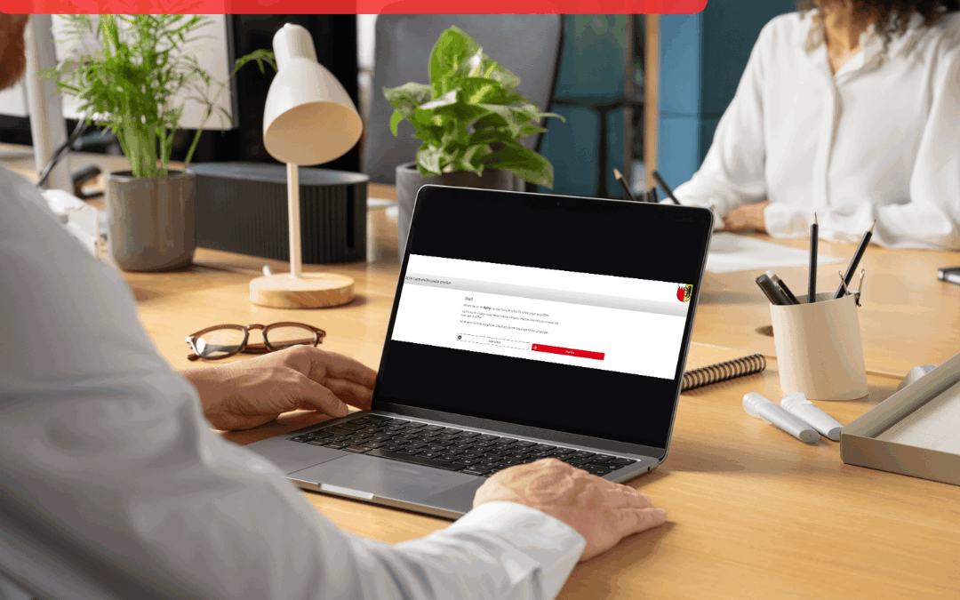 Ein Mann füllt am Laptop das SEPA-MAndat digital aus