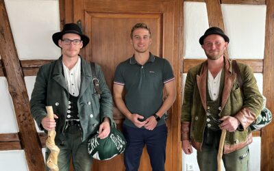 Zwei Gärtnergesellen auf Wanderschaft zu Besuch im Rathaus
