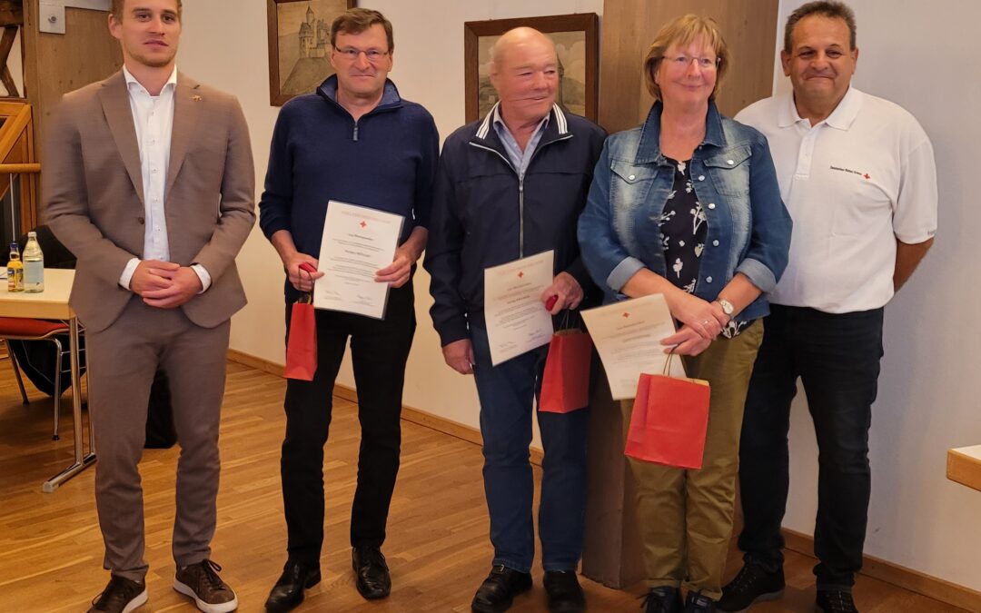 Hochkarätige Ehrungen für insgesamt 450 Blutspenden