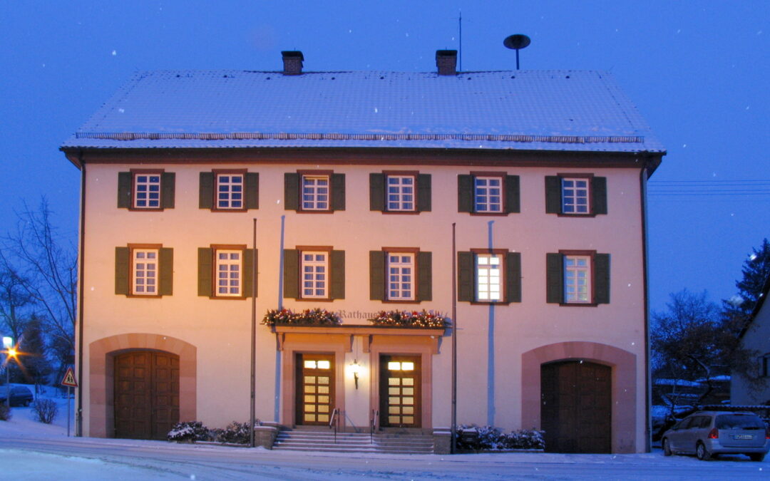 Rathaus Dietingen bei Nacht im Winter