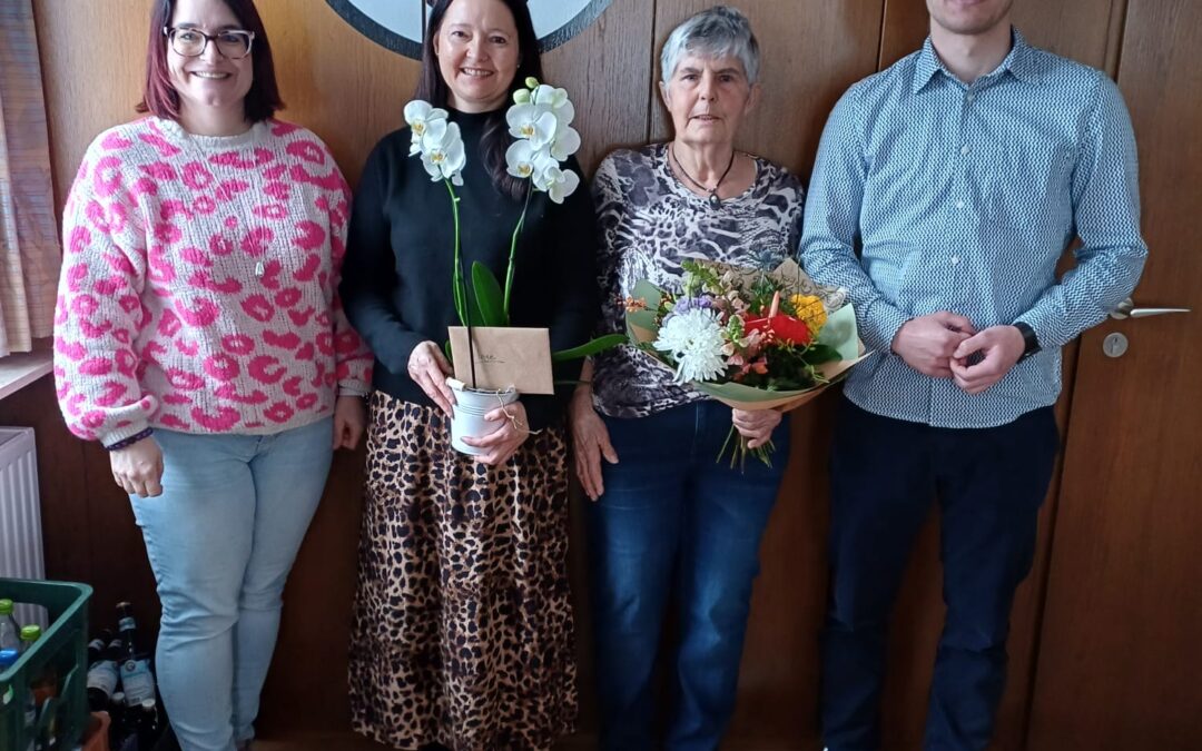 Verabschiedung von Inge SChneider. Auf dem Foto v. l. n. r.: Jasmin Ettwein, Ortsvorsteherin Daniela Benz, Inge Schneider und Bürgermeister Felix Hezel