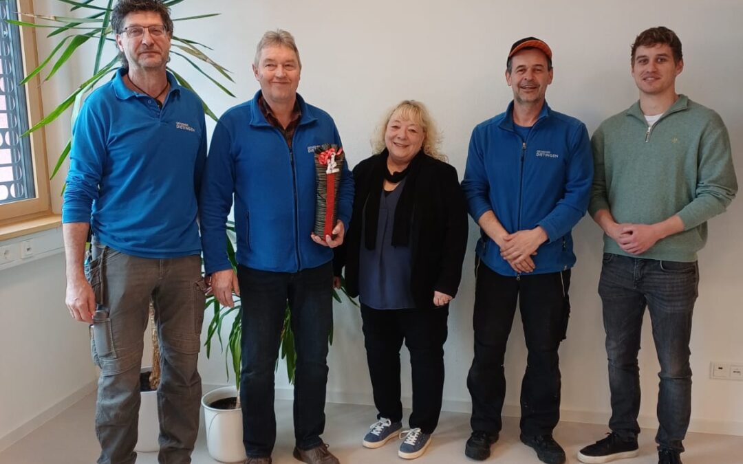 Das Foto zeigt die TEilnehmenden der Verabschiedung von Herrn Heim: v.l.n.r.: Siegfried Bihl, Hubert Heim, Andrea Dengler und Bürgermeister Felix Hezel