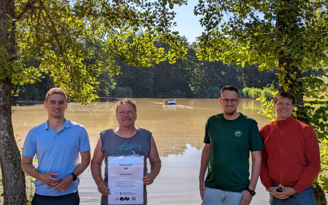 Foto zeigt Bürgermeister Felix Hezel, Michael Merz und Philipp Schneider vom Angelverein Dietingen e.V. und Enno Walkenfort (LEADER Geschäftsstelle Oberer Neckar)