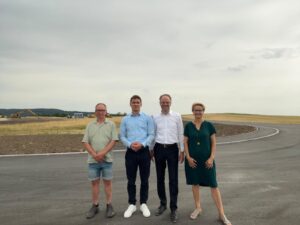 Gemeinderat Robert Hudalla, Bürgermeister Felix Hezel, Landrat Christoph Keckeisen und Martina Stier vor der Baustelle in Böhringen