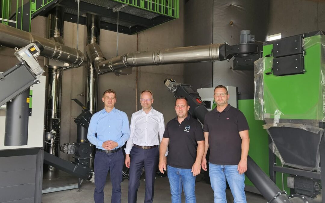 Foto zeigt Bürgermeister Felix Hezel, Landrat Christoph Keckeisen, Michael Majer und Ortsvorsteher Olaf Lutzkat in Rotenzimmern bei der Firma Majer (Nahwärme)