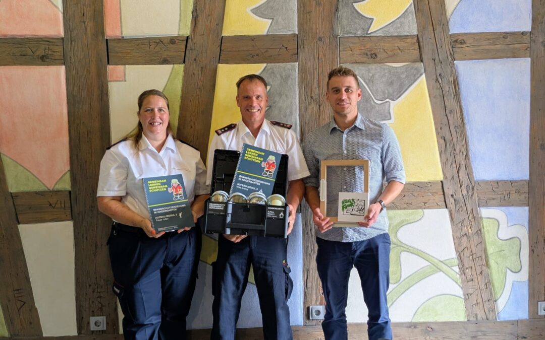 Foto zeigt von links nach rechts: Nicole Scheible (Feuerwehrabteilung Dietingen), Dominik Weisser (Gesamtkommandant der Feuerwehr Dietingen) und Bürgermeister Felix Hezel.