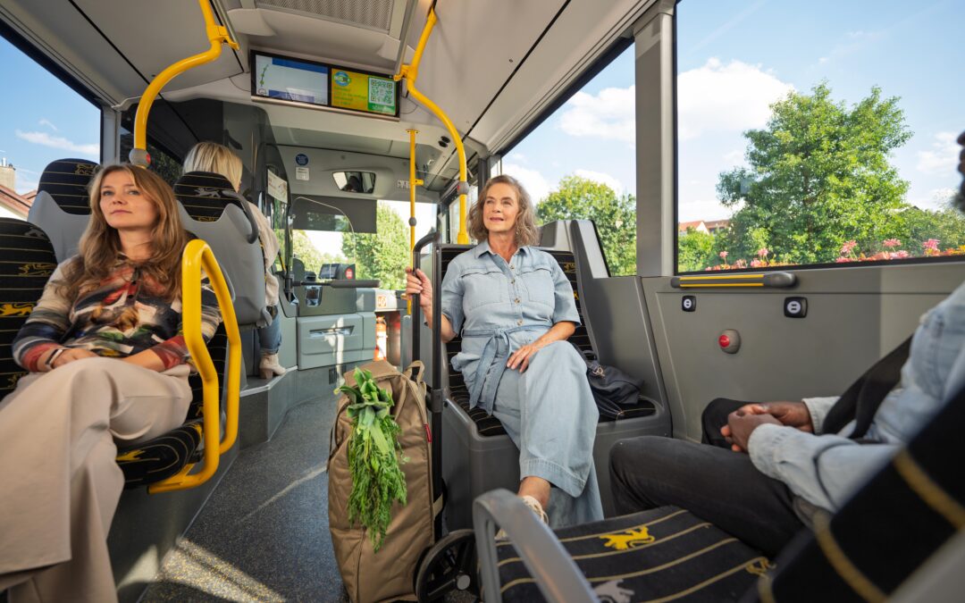 Seniorin sitzt im Bus
