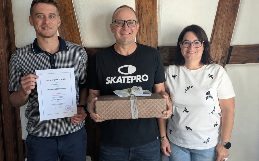 Das Foto zeigt v.l.n.r.: Bürgermeister Felix Hezel, Nicolai Irion und Jasmin Ettwein